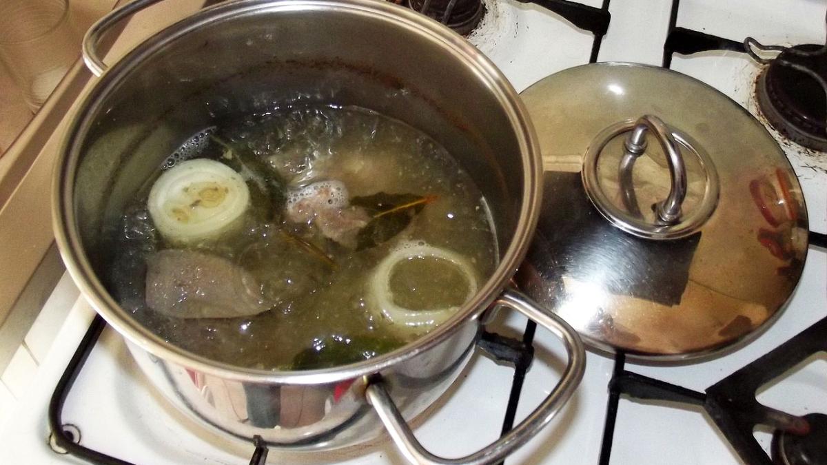 Бульон в кастрюле