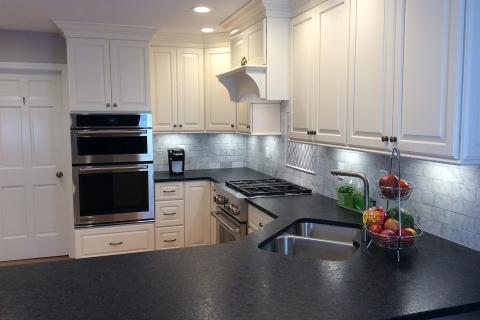 Как защитить плитку от жира: простая смесь из соды и масла для чистоты фартука