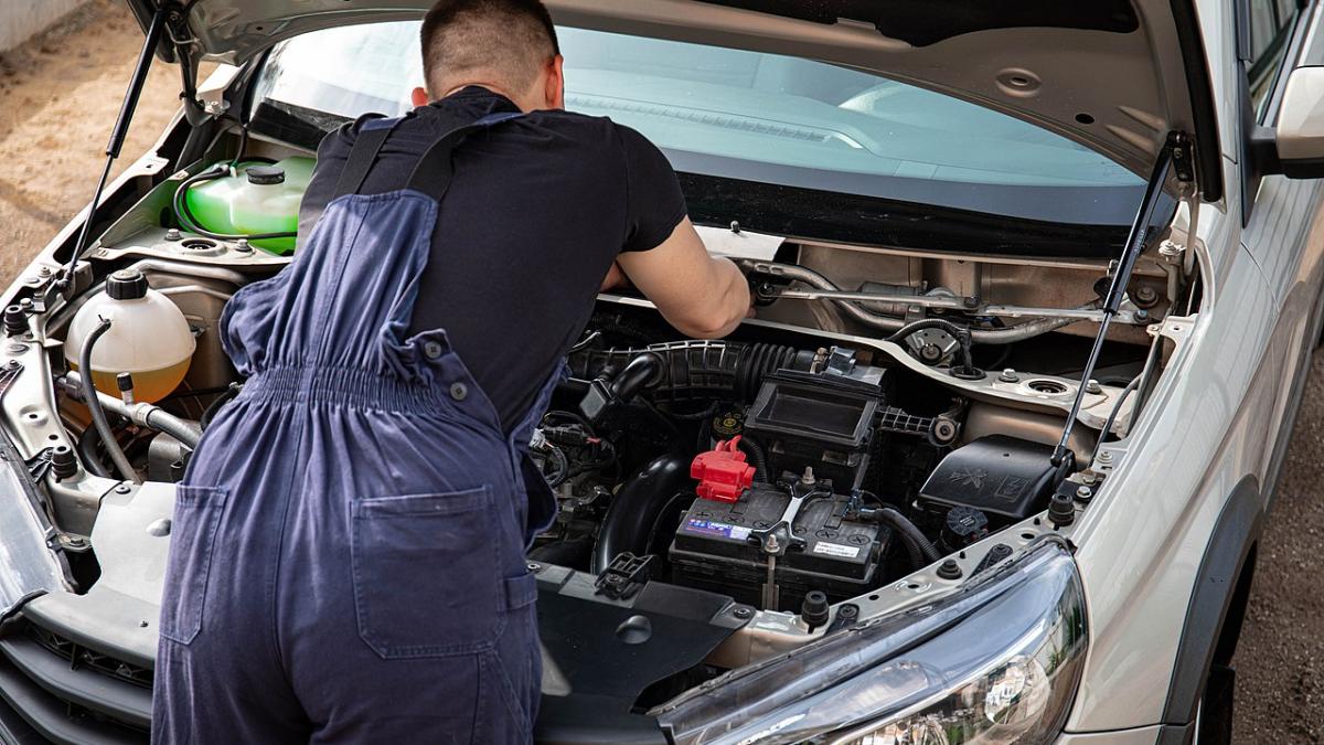 Работа с двигателем автомобиля