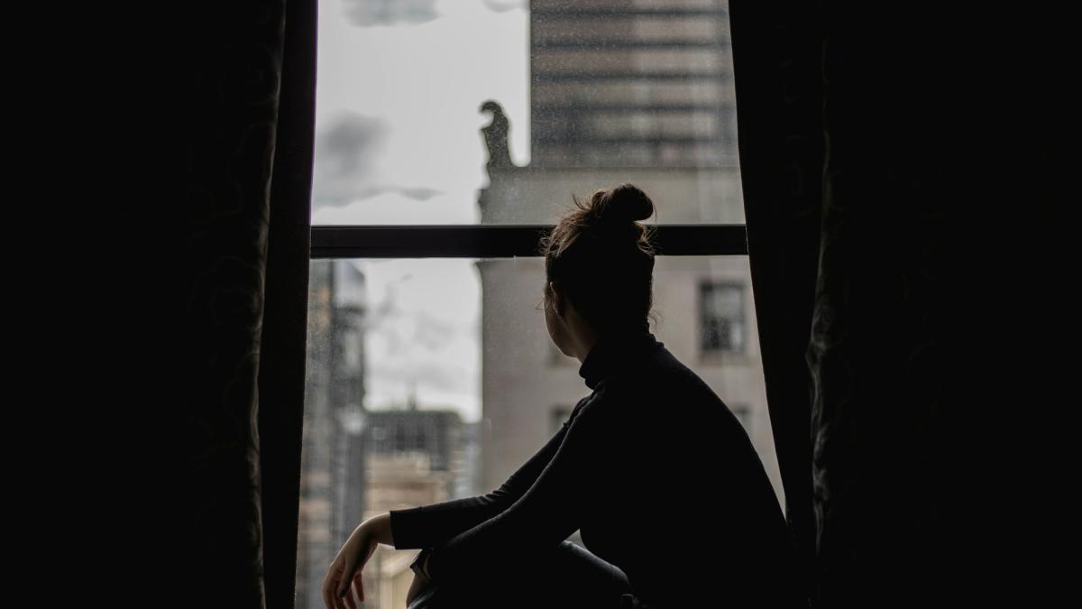 Женщина на подоконнике