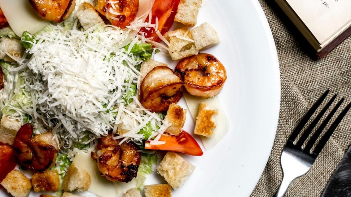 салат с креветками и гренками салат с креветками и гренками
