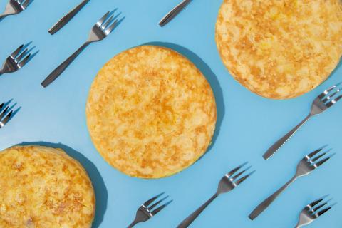 Мясной пирог из рулетов подходит для горячей и закусочной подачи — повара