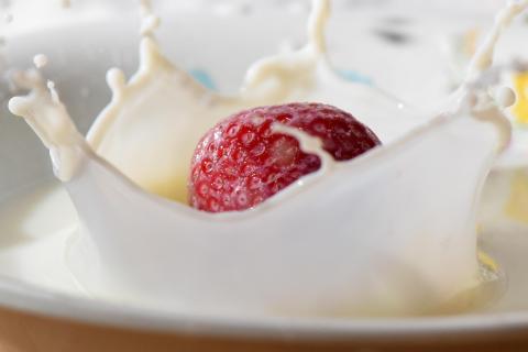 Замороженную клубнику пюрируют с сахаром для корейского напитка — The Takeout