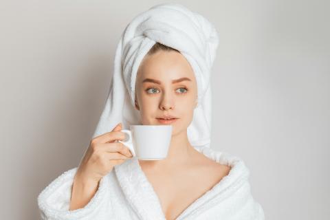 Пилинг кожи головы помогает глубже очищать корни — трихологи