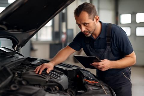 Проверка машины перед выездом из сервиса помогает избежать подмены деталей — автомеханик