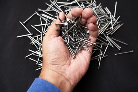 Молоты с магнитной рукояткой предотвращают потерю крепежа в труднодоступных местах