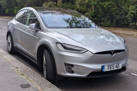 Tesla потеряла 68 млрд долларов после провальной презентации роботакси — Reuters