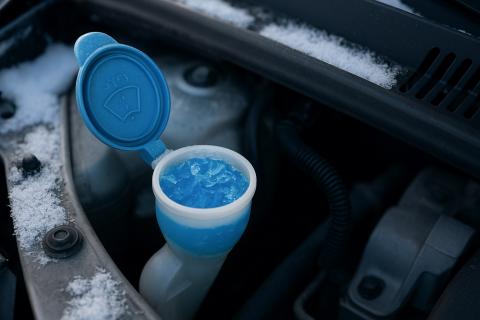 Использование кипятка при размораживании омывайки приводит к трещинам бачка — автоэксперт