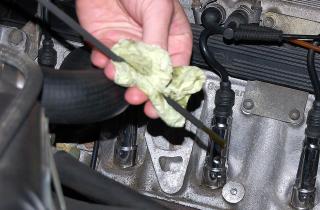 Белая эмульсия на масляном щупе появляется из-за конденсата — моторист