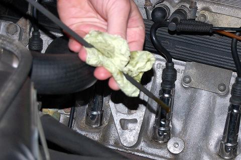 Белая эмульсия на масляном щупе появляется из-за конденсата — моторист