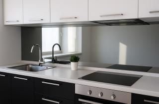 Эксперты советуют сочетать матовые и глянцевые поверхности для создания стильной кухни