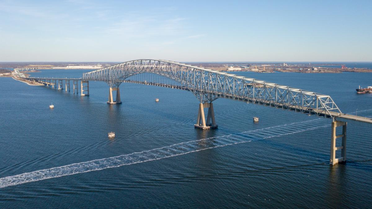 Вид на Key Bridge с воздуха, вид на восток, в сторону Спарроуз-Пойнт.