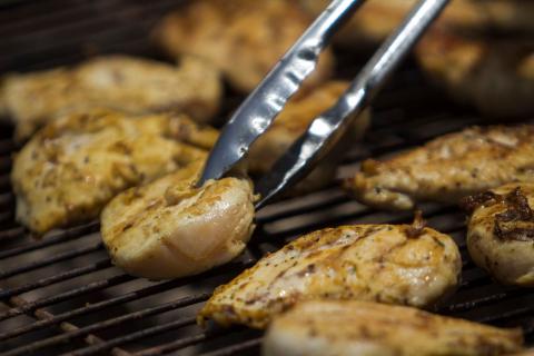 Жидкое золото из банки с сыром: забытый маринад превращает сухую курицу в нежнейший деликатес