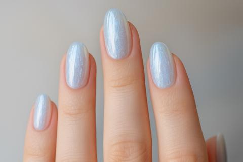 Золото, металлик и кошачий глаз стали трендами Нового года — нейл-мастера