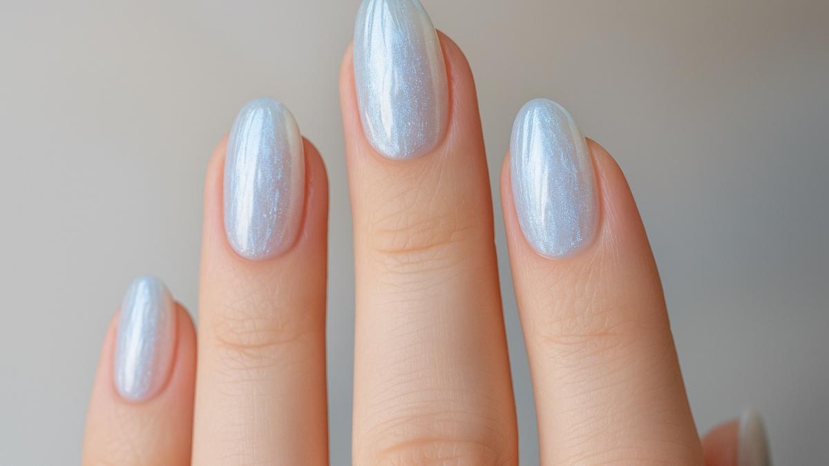 Зимний перламутровый маникюр