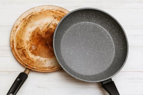 Восстановить антипригарное покрытие сковороды можно с помощью соды, уксуса и воды