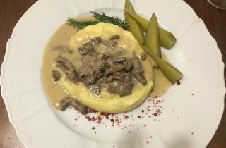 Куриный бефстроганов со сметаной и грибами готовится менее чем за час — повар