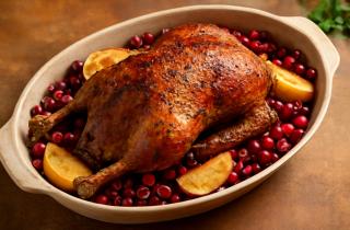 Гусь фаршируется яблоками и запекается до хрустящей корочки — повар