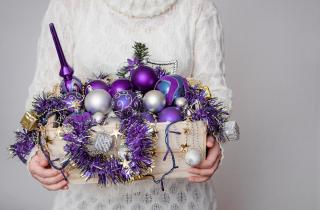 Акцент на входной зоне формирует первое праздничное впечатление — дизайнеры