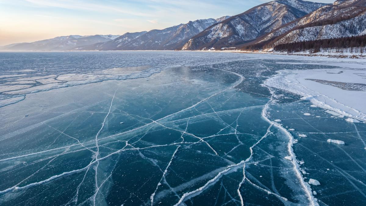 Замороженное озеро Байкал