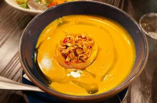 Кулинарные эксперты: суп-пюре готовят только из овощей и бульона, крем-суп — со сливками