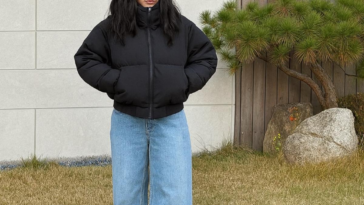 Девушка в черной куртке и джинсах