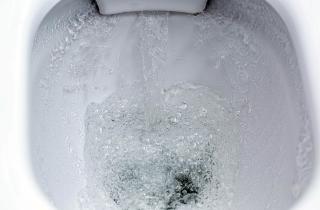 Утренние отёки и странные пузырьки: организм кричит о перегрузке сосудов и нехватке воды