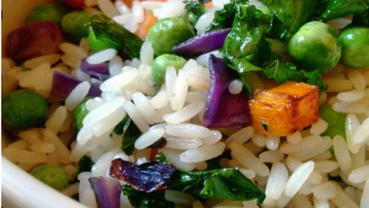 Салат с рисом и овощами