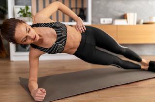 Тренировка Butts and Guts повышает тонус пресса и бёдер — тренер Эрин Курдила