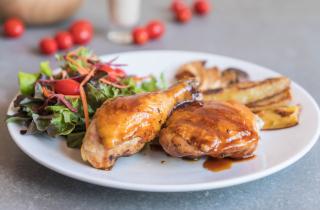 Запечённые утиные окорочка с картофелем и луком сохраняют сочность — повар