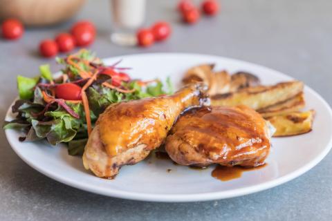 Запечённые утиные окорочка с картофелем и луком сохраняют сочность — повар