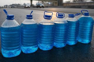 Смерть в синей канистре: метиловая ловушка на обочинах дорог превращает поездку в игру на выживание