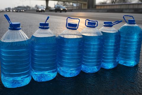 Смерть в синей канистре: метиловая ловушка на обочинах дорог превращает поездку в игру на выживание