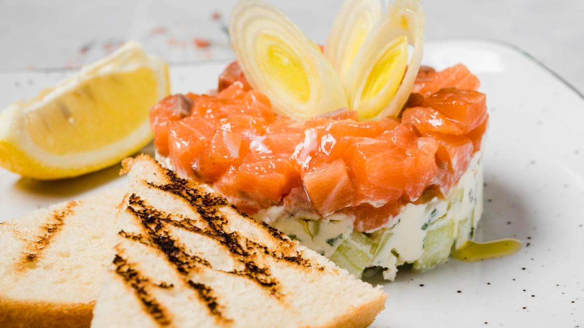 Салат с семгой