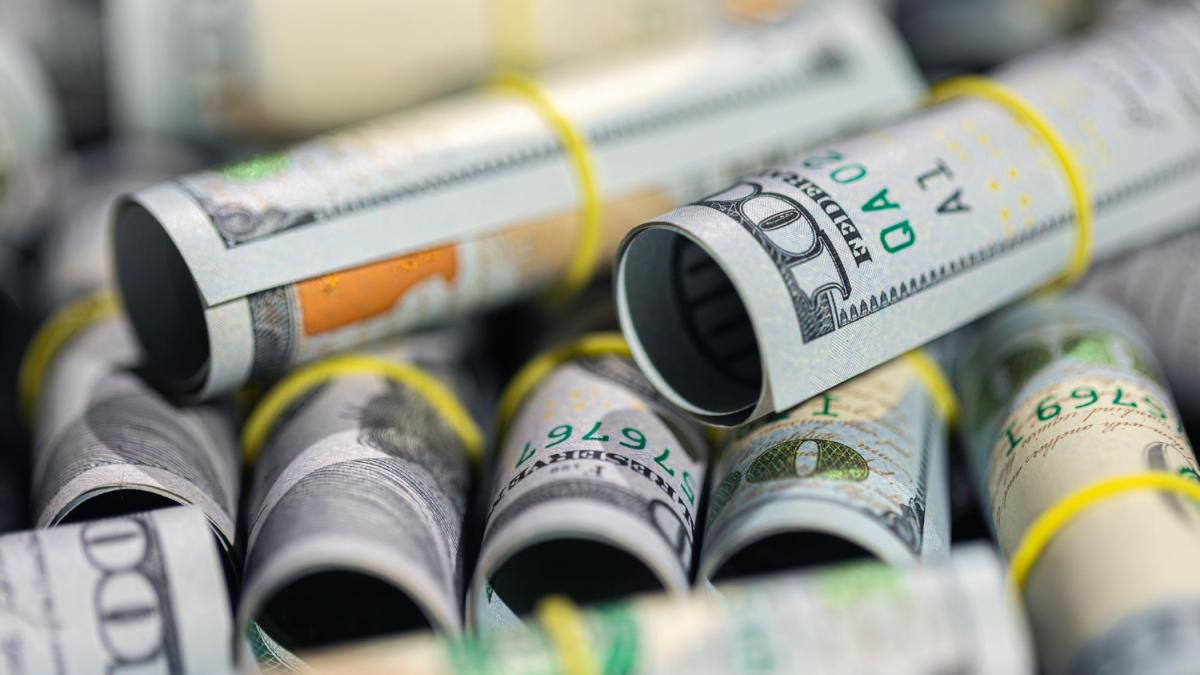 Скрученные купюры долларов