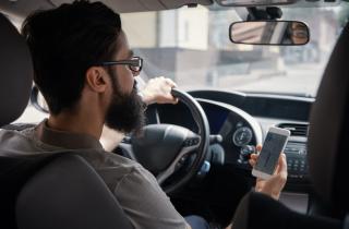 Телефон даже не включали, но штраф уже выписан: суд сделал опасным сам факт смартфона в руке