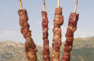 Шашлык из свинины на шпажках запекается в духовке при температуре 180 градусов