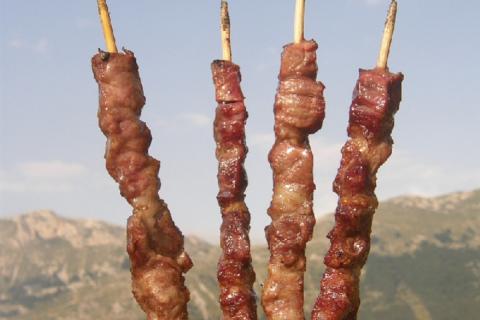 Шашлык из свинины на шпажках запекается в духовке при температуре 180 градусов Шашлык из свинины на шпажках запекается в духовке при температуре 180 градусов