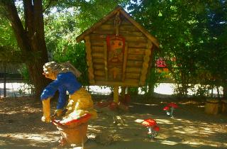 Тематический парк в Сочи назначил оклад в 250 тысяч рублей для того, кто сыграет Бабу-ягу