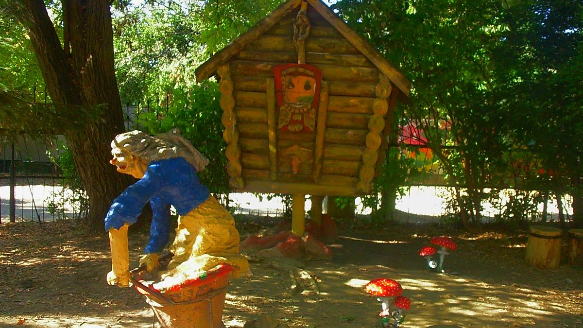 Баба Яга и избушка на курьих ножках - panoramio