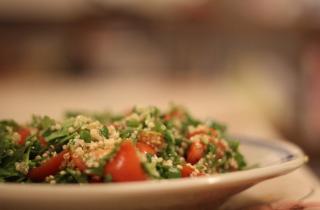 Тёплая киноа улучшает текстуру смеси с творогом в салате — кулинары