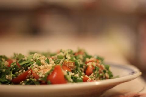 Тёплая киноа улучшает текстуру смеси с творогом в салате — кулинары