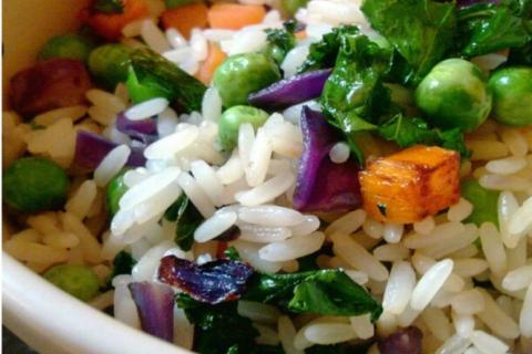 Кулинарные эксперты предлагают смешивать рис с горошком и кукурузой после варки