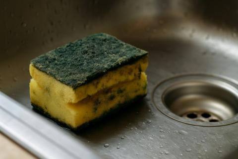 Губка может повредить антипригарную посуду и стеклянные изделия