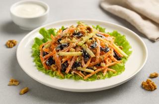 Салат с курицей, черносливом и грецким орехом получается праздничным — повар