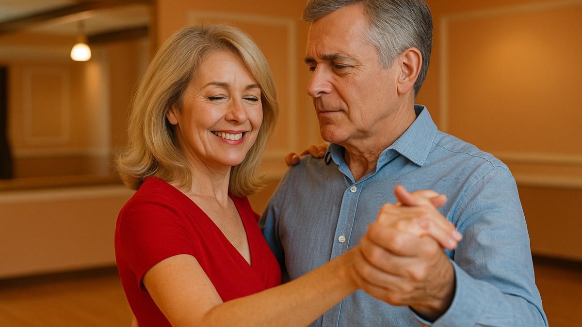 Пара среднего возраста танцует сальсу в студии при мягком свете Пара среднего возраста танцует сальсу в студии при мягком свете