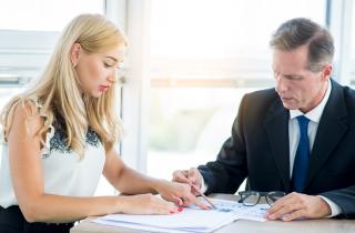 Порядок запрета выезда за границу за долги и решение суда разъяснили юристы