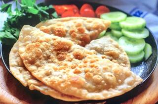 Чебуреки с луком готовятся без мяса и подходят для постного меню — кулинары