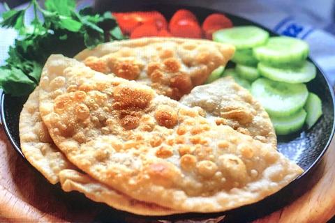 Чебуреки с луком готовятся без мяса и подходят для постного меню — кулинары