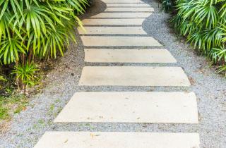 Грязь отступает навсегда: мелкий камень на участке превращает болото в дизайнерский шедевр